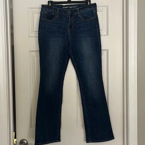 Old Navy curvy, mid rise boot cut jeans. Size 6 short.